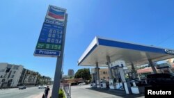 Una estación de combustible de la firma Chevron muestra los precios del día en Los Ángeles, en California, EEUU, el 30 de mayo de 2022.