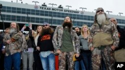 ARCHIVO - El clan Duck Dynasty en una carrera de autos de NASCAR en Fort Worth, Texas, el 6 de abril de 2014