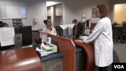 El Dr. Fern Hauck, fundador de la clínica, consulta con el personal de enfermería. (J.Soh/VOA)