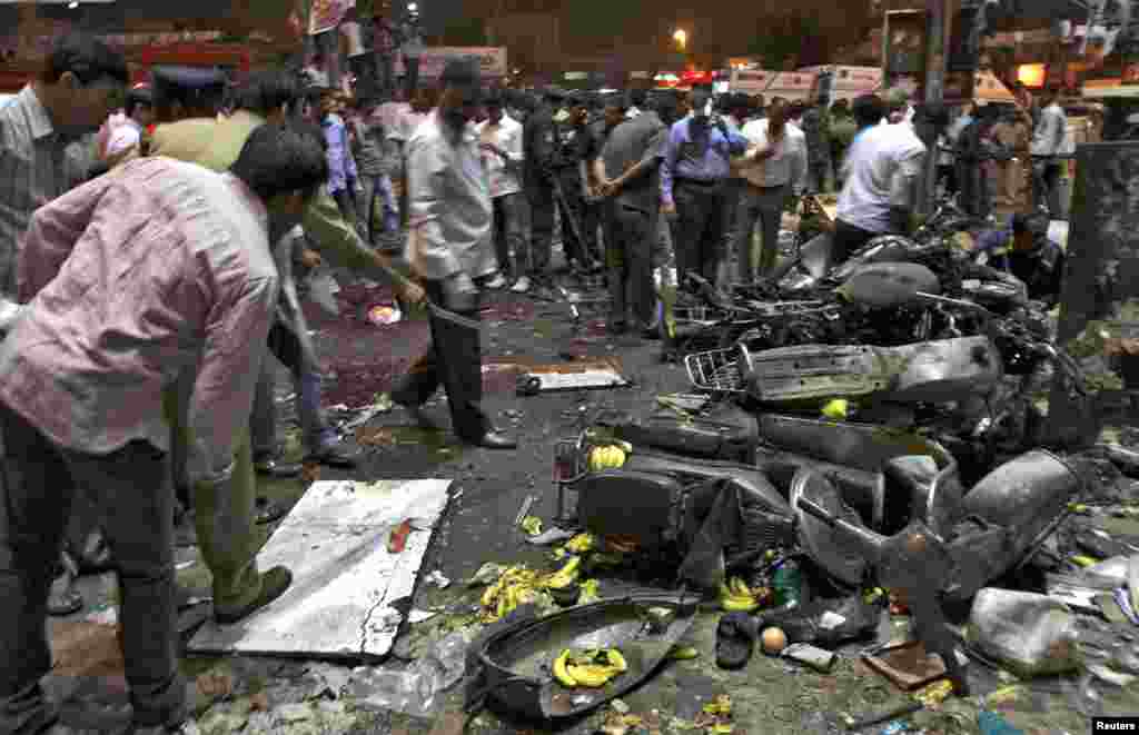 Police examine the site of the explosion at Dilsukh Nagar in Hyderabad, February 21, 2013.