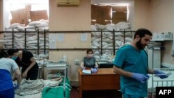 El personal médico atiende a los niños en una habitación protegida por sacos de arena en el Hospital Clínico Infantil Regional de Zaporizhzhia, Ucrania, el 22 de marzo de 2022.