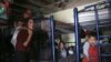 En esta imagen del 29 de marzo de 2022, migrantes descansan en un dormitorio en el albergue del Buen Samaritano, en Ciudad Juárez, México.