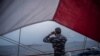 Seorang taruna TNI AL menggunakan teropong saat memantau sinyal dari KRI Diponegoro-365 dalam latihan gabungan menjaga wilayah perbatasan Indonesia, di Laut Natuna Utara, 1 Oktober 2021. (Antara Foto/Muhammad Adimaja via REUTERS)