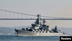 ARCHIVO - El crucero de misiles guiados de la Armada rusa Moskva navega en el Bósforo, en su camino hacia el mar Mediterráneo, en Estambul, el 18 de junio de 2021.