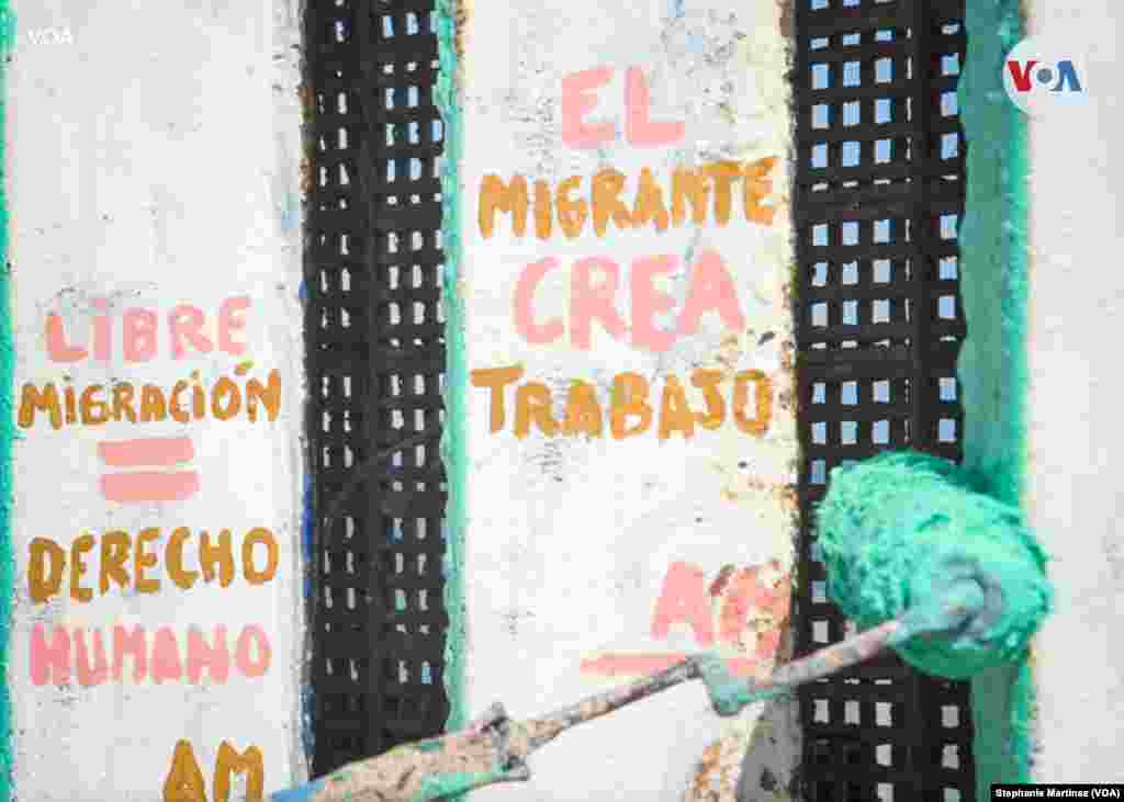 Al mover y limpiar hierbas entre los barrancos y cruces, Chiu se encontraba con migrantes que esperaban a que cayera la noche para cruzar la frontera. Chiu los invitaba a pintar en el muro y todos compartían mientras llegaba el momento de partir. &nbsp;