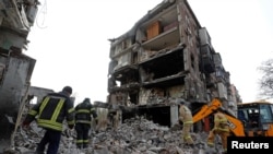 Los rescatistas trabajan en un edificio residencial dañado durante el conflicto entre Ucrania y Rusia en la ciudad portuaria sureña de Mariupol, el 19 de abril de 2022.