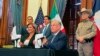 El gobernador de Texas, Greg Abbott, cuando firmaba un acuerdo de seguridad fronteriza con la gobernadora de Chihuahua, Maru Campos Galván, en Austin, Texas, el 14 de abril de 2022.