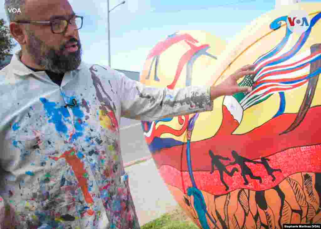 Enrique Chiu explicando uno de sus proyectos artísticos en las playas de Tijuana.&nbsp;
