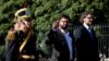 El presidente de Chile, Gabriel Boric, y el ministro de Relaciones Exteriores de Argentina, Santiago Cafiero, asisten a una ceremonia en Buenos Aires, Argentina, el 4 de abril de 2022.