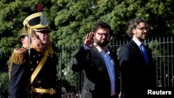 El presidente de Chile, Gabriel Boric, y el ministro de Relaciones Exteriores de Argentina, Santiago Cafiero, asisten a una ceremonia en Buenos Aires, Argentina, el 4 de abril de 2022.