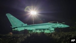 Ova fotografija koju je objavilo Ministarstvo odbrane u nedjelju, 4. februara 2024. prikazuje avion RAF Typhoon FGR4 koji se vraća u bazu, nakon napada na ciljeve Huti u Jemenu.