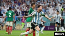 Lionel Messi de Argentina celebra su gol contra México. REUTERS/Pedro Nunes