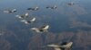 ARCHIVO - Cuatro aviones de combate F-35 de la Fuerza Aérea de Corea del Sur, en el fondo, y cuatro aviones de combate F-16 de la Fuerza Aérea de EEUU sobrevuelan Corea del Sur durante un simulacro aéreo conjunto en esa nación asiática en noviembre de 2022.