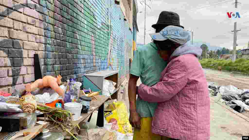 Carlos y su esposa son beneficiarios de los alimentos que la fundaci&#243;n reparte en Bogot&#225;.