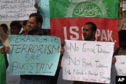 archivo - Protesta contra el ataque a un templo, que se atribuyó el Estado Islámico, in Peshawar, Pakistan. Feb. 17, 2017.