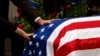 La familia Carter presenta sus respetos durante una ceremonia mientras el ataúd envuelto en la bandera del expresidente Jimmy Carter yace en el Capitolio, el 7 de enero de 2025, en Washington.