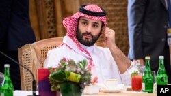 ARCHIVO - El príncipe heredero Mohammed bin Salman de Arabia Saudita toma asiento antes de un almuerzo de trabajo en la Cumbre del G20, el 15 de noviembre de 2022, en Nusa Dua, Bali, Indonesia.