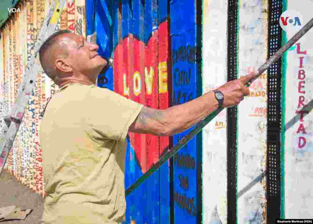 &ldquo;A través de la pintura y a través de lo que hago cuando estoy ahí en el muro, me olvido de muchas cosas&rdquo;, explica Hernández.