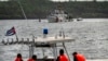 Un bote de la Patrulla Fronteriza cubana espera la llegada del guardacostas clase Sentinel, cortador Charles Sexton, para entregar a los deportados a las autoridades cubanas en la bahía de Orozco en Artemisa, Cuba, el 29 de junio de 2021.