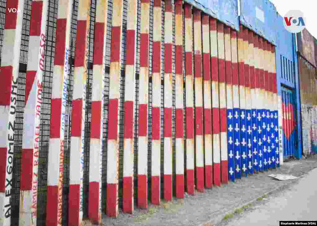 De la mano del muralista mexicano, alrededor de 4.000 artistas de todas partes del mundo han llegado a las playas de Tijuana a hacer su contribución.&nbsp;