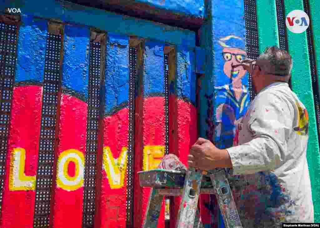 Enrique Chiu es el único artista con permiso por parte del gobierno estadounidense para pintar en el muro fronterizo entre México y Estados Unidos.