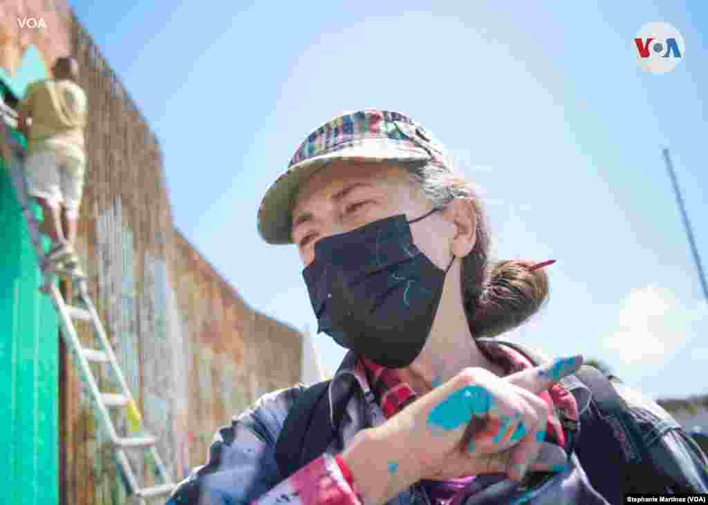 De la mano del muralista mexicano, alrededor de 4.000 artistas de todas partes del mundo han llegado a las playas de Tijuana a hacer su contribución.&nbsp;