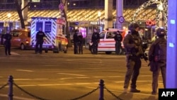 Ambulancias y policías rodean un mercado de navidad en Magdenburgo, Alemania, donde un auto atropelló a decenas de personas el 20 de diciembre de 2024.