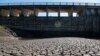 Bajos niveles bajos de agua en el embalse de Canelón Grande, que abastece de agua a la ciudad de Montevideo, en el departamento de Canelones, Uruguay, el 15 de mayo de 2023. 