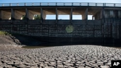 Bajos niveles bajos de agua en el embalse de Canelón Grande, que abastece de agua a la ciudad de Montevideo, en el departamento de Canelones, Uruguay, el 15 de mayo de 2023. 