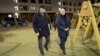 En esta foto tomada de un video publicado por Russian TV Pool el 19 de marzo de 2023, el presidente ruso Vladimir Putin (der) acompañado por el viceprimer ministro ruso Marat Khusnullin, visita Mariúpol en la región de ucraniana de Donetsk controlada por Rusia (Pool vía AP)