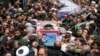 Imagen difundida por la Presidencia Iraní muestra los ataúdes, envueltos en banderas, del presidente Ebrahim Raisi y quienes lo acompañaban en el choque del helicóptero en que viajaban el domingo, durante su funeral en la ciudad de Mashhad, Irán, el 23 de mayo de 2024.