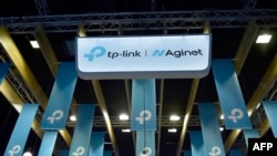 ARCHIVO - Una vista de los logotipos de TP-Link, un fabricante de productos de redes informáticas, y su submarca Aginet, cuyos productos están diseñados para proveedores de servicios de Internet, en el Congreso Mundial de Móviles en Barcelona, ​​España, el 28 de febrero de 2023.