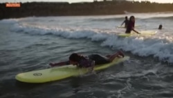 Dans la ville côtière de Tarfaya, une académie de surf fait planer les jeunes