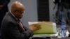 L'ancien président sud-africain Jacob Zuma feuillette des documents alors qu'il témoigne devant une commission d'État chargée d'enquêter sur les allégations de corruption au sein du gouvernement et des entreprises publiques, à Johannesburg, Afrique du Sud, le 17 juillet 2019.