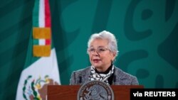 La secretaria de Gobernación mexicana, Olga Sánchez, ofrece una conferencia de prensa mientras funcionarios mexicanos arrestaron a una decena de policías por presunta participación en la masacre de 19 personas en Tamaulipas, el 3 de febrero 2021.