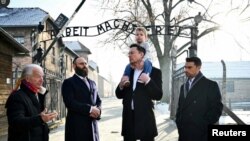 Elon Musk u privatnoj posjeti Auschwitzu. (Foto: European Jewish Association/Yoav Dudkevitch/ via REUTERS)