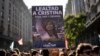 Simpatizantes de la vicepresidenta argentina, Cristina Fernández, expresan su apoyo en la Plaza de Mayo de Buenos Aires un día después de un intento de atentado el 2 de septiembre de 2022. 