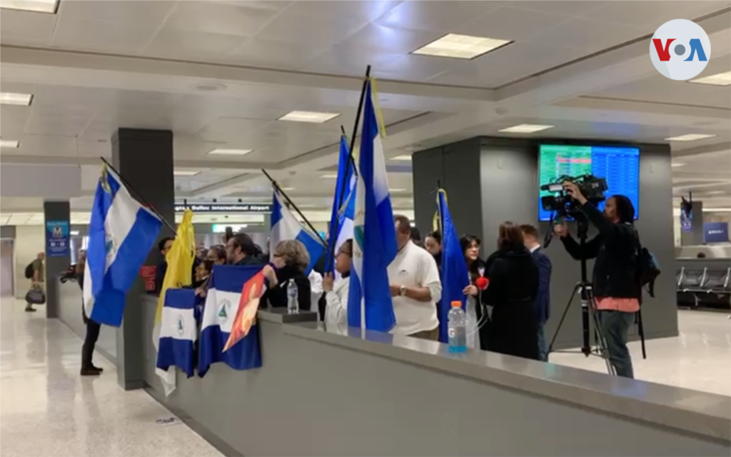 Al explicar los términos de las liberaciones desde el Complejo Judicial en Nicaragua, el funcionario&nbsp;Octavio Rothschuh Andino, presidente de la Sala Uno del Tribunal de Apelaciones de Managua, señaló además que estas personas fueron sentenciados por &quot;lesionar los intereses supremos de la nación&quot; y &quot;alterar la paz, la seguridad y el orden constitucional&quot;.