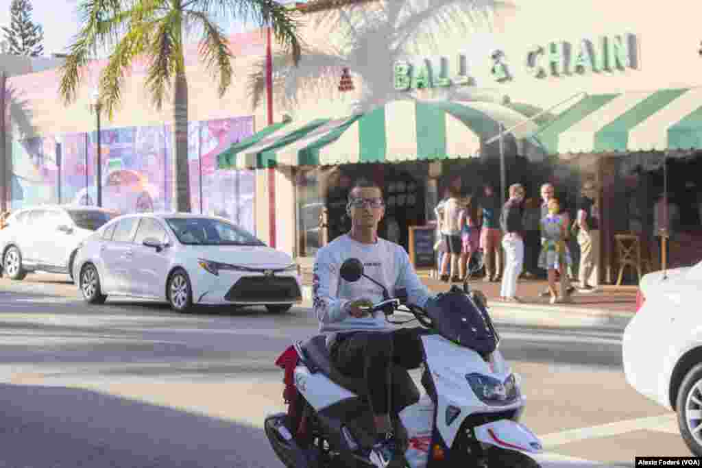 Un hombre conduce su scooter por la Calle 8 de La Pequeña Habana, en Miami, el 25 de enero de 2023. La Florida ha sido uno de los destinos naturales del más reciente éxodo de cubanos, un número histórico que continúa creciendo.&nbsp;