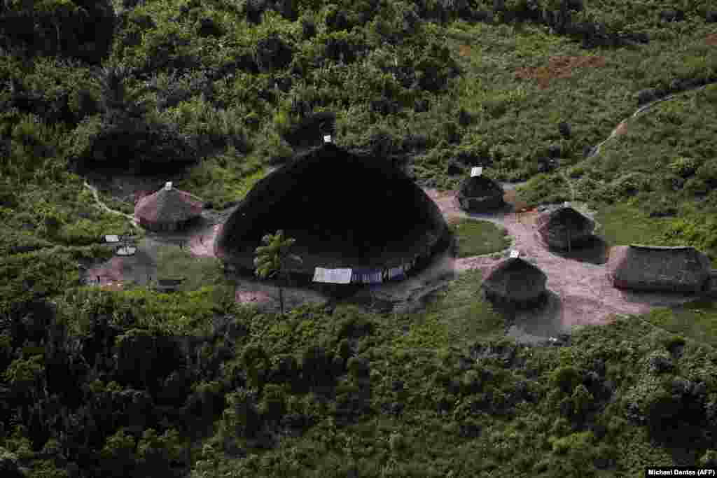 Vista aérea de uno de los asentamientos Yanomami en la municipalidad de Alto Alegre, estado brasileño de Roraima, el 28 de enero de 2023. Cientos de miembros de la comunidad Yanomami han muerto por malnutrición y otras enfermedades relacionadas con la minería ilegal de oro, que ha contaminado las reservas de agua y deforestado áreas del Amazonas que servían de hábitat a especies y zona de caza para los nativos.&nbsp; &nbsp;
