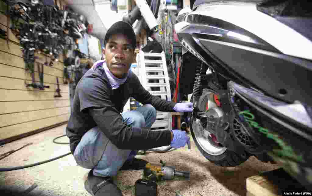 El cubano Denis Ivan Flores trabaja en un scooter en la trastienda del &quot;El Rey de Las Motos&quot;, que ha visto un incremento en sus ventas en los últimos meses en coincidencia con la llegada de la nueva ola de migrantes a Miami, el 25 de enero de 2023.&nbsp;