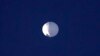 Un globo a gran altura flota sobre Billings, Montana, EEUU, el 1 de febrero de 2023.
