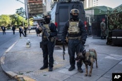 Policías hacen guardia afuera del Hotel Sheraton durante la Cumbre de la Comunidad de Estados Latinoamericanos y Caribeños (CELAC) en Buenos Aires, Argentina, el martes 24 de enero de 2023.