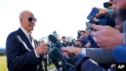 El presidente Joe Biden habla con reporteros en el Jardín Sur de la Casa Blanca en Washington, el 30 de enero de 2023.