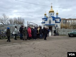 Los residentes esperan ayuda humanitaria en Borodyanka, Ucrania, el 6 de abril de 2022. [Heather Murdock/VOA]