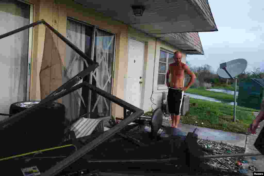 Shawn Hulbert, de 38 años, frente a su casa dañada después del huracán Ian en Punta Gorda, Florida, el 29 de septiembre de 2022. REUTERS/Shannon Stapleton