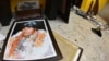 Un retrato del expresidente de Bolivia, Evo Morales, roto yace en el piso de su casa privada en Cochabamba, Bolivia, donde oponentes encapuchados ingresaron el domingo 10 de noviembre de 2019.