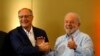 El expresidente brasileño Luiz Inacio Lula da Silva, derecha; del Partido de los Trabajadores; y el ex gobernador de Sao Paulo Geraldo Alckmin, del Partido Socialista Brasileño; posan para fotos en un evento de campaña en Sao Paulo el 8 de abril del 2022.
