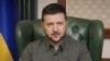 En esta imagen de un video proporcionado por la Oficina de Prensa Presidencial de Ucrania, el presidente ucraniano Volodymyr Zelenskyy habla desde Kiev, Ucrania, el domingo 10 de abril de 2022. (Oficina de Prensa Presidencial de Ucrania vía AP)