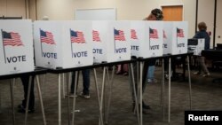 ARCHIVO - Las personas emitieron sus votos anticipadamente para las próximas elecciones intermedias en Las Cruces, Nuevo México, EEUU, el 24 de octubre de 2022.